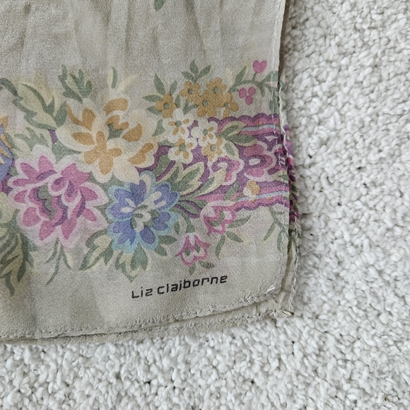 LIZ CLAIBORNE Oblong Floral Spray Scarf | SZ 51" - Picture 9 of 13